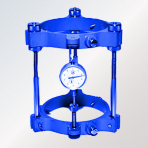 Longitudinal compressometer for measuring strain in concrete specimens
